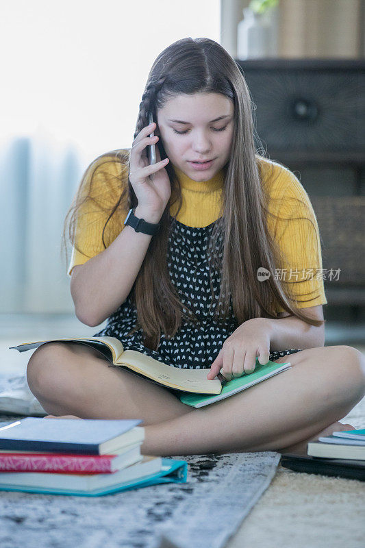 十来岁的学生在客厅做作业的时候打电话