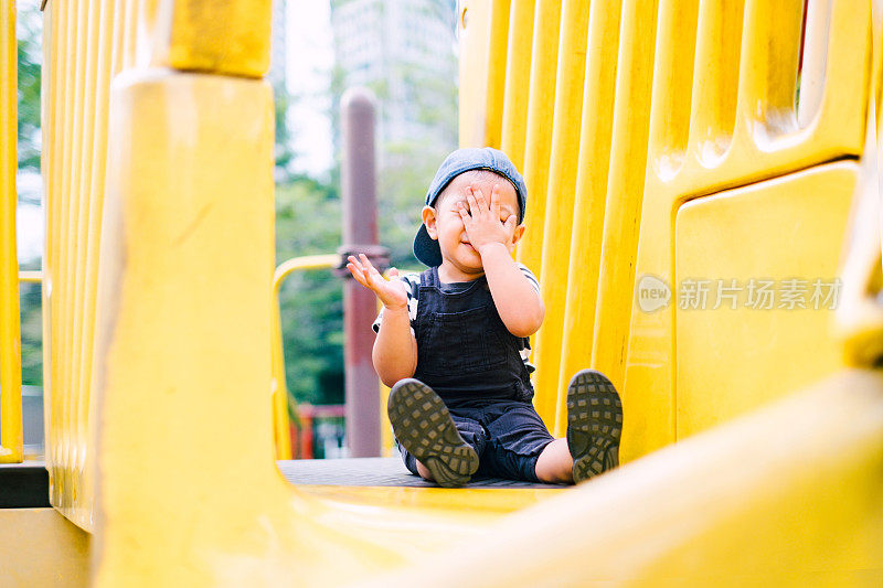 马来西亚幼童在公共游乐场玩耍