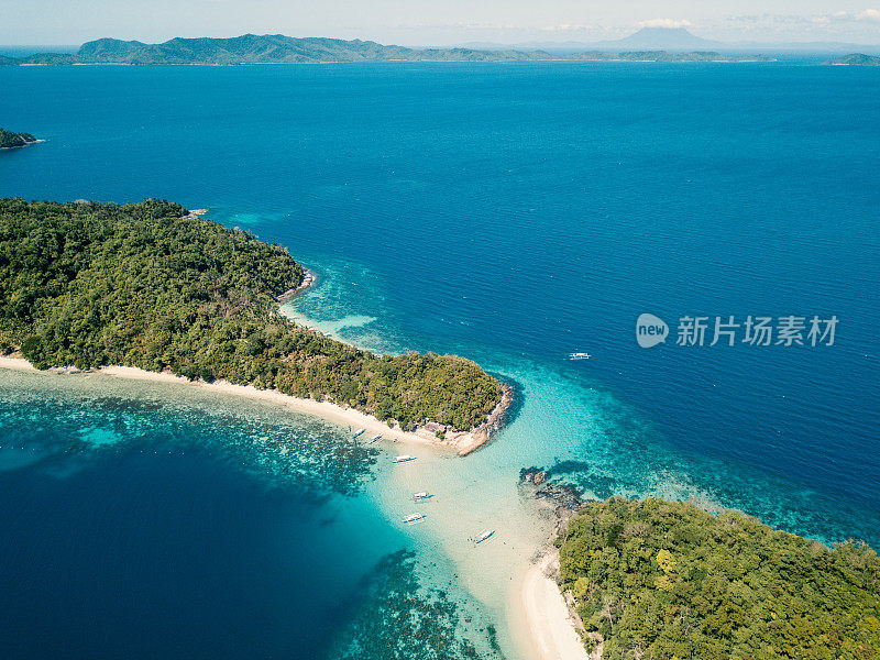 令人惊叹的无人机拍摄的热带岛屿和船在绿松石纯净的水。上图，拍摄于菲律宾群岛，亚洲。港口巴顿,巴拉望