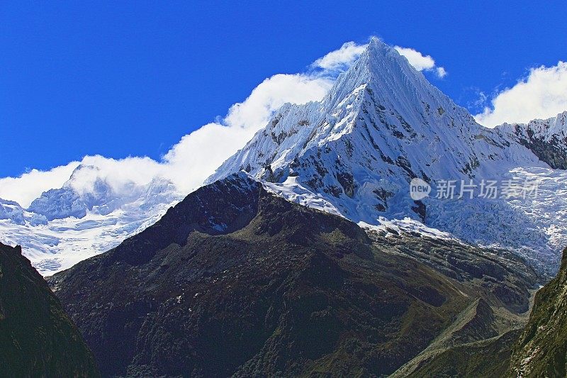 白雪皑皑的布兰卡山脉，位于秘鲁安第斯山脉的Pirámide山