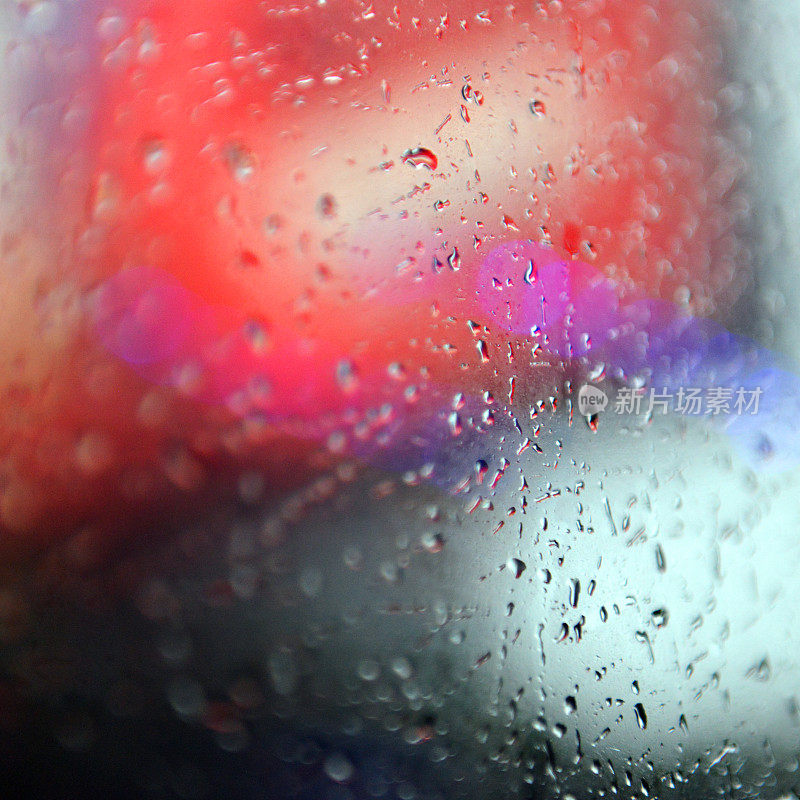 小雨打在窗口