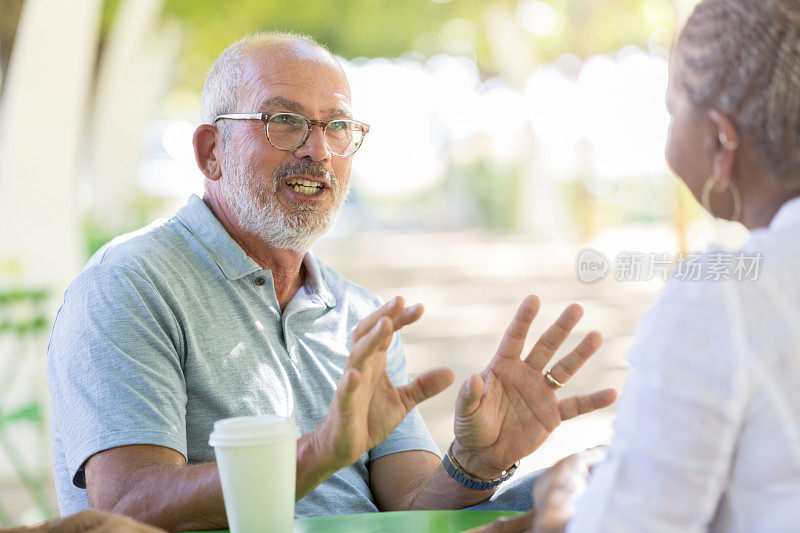 两个商业伙伴在户外喝咖啡时进行了计划会议