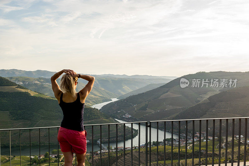 女人看着杜罗山谷。