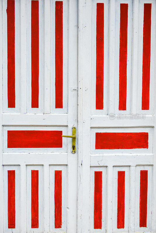红色和白色的木门。