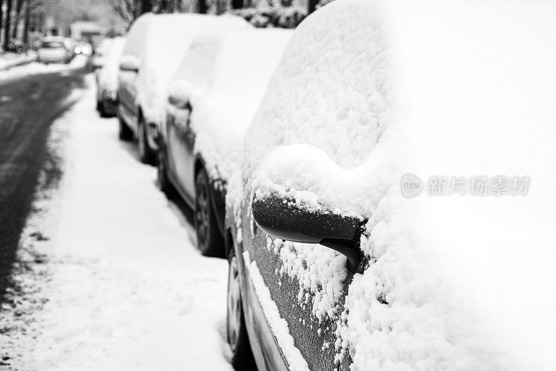 白雪覆盖的面目全非的汽车