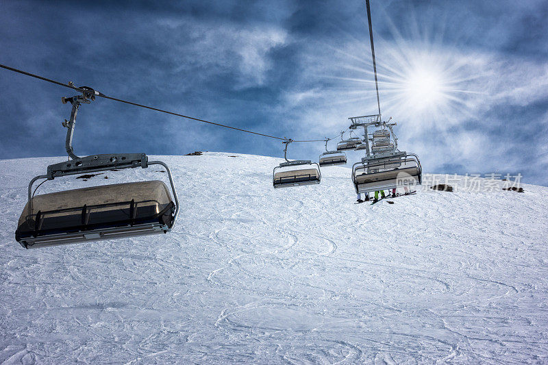 奥地利的滑雪坡道和空中缆车