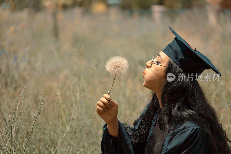 年轻的学生庆祝毕业