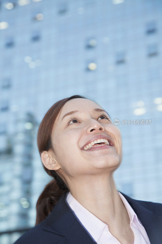 微笑的中国女商人抬起头