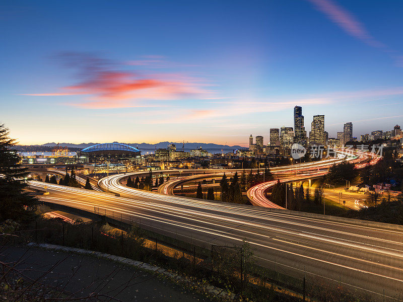 5号州际公路和西雅图市中心天际线的高架景观