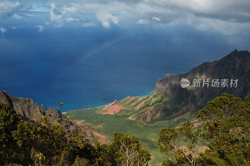 纳帕里海岸的彩虹(考艾岛，夏威夷)