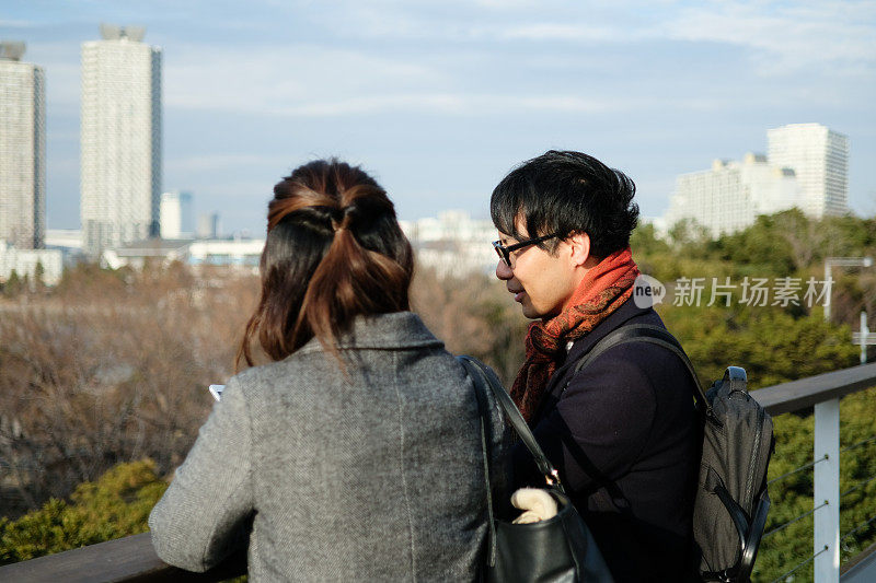 女商人和看平板电脑的商人