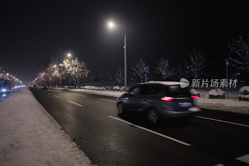 塞尔维亚贝尔格莱德市的雪夜