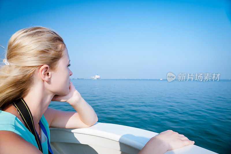 女孩远远地望着大海。意大利。