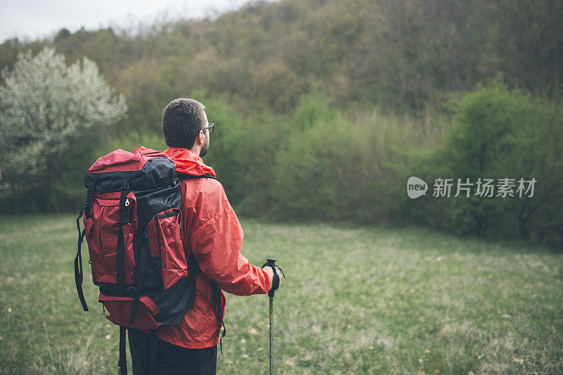 徒步旅行者在冒险