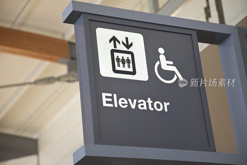 带有残疾人标志的机场电梯标志