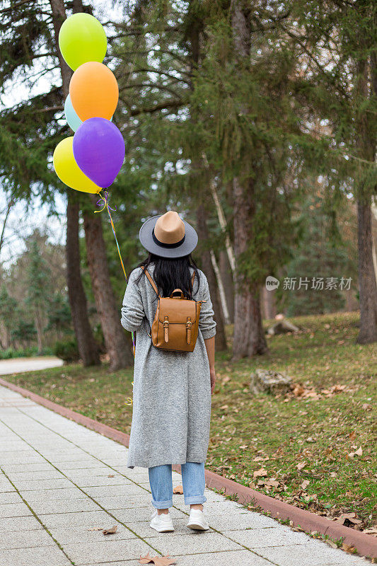 让我们自由和快乐