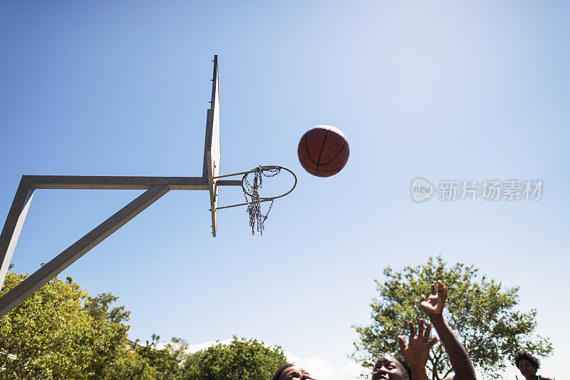 女运动员在阳光明媚的日子打篮球