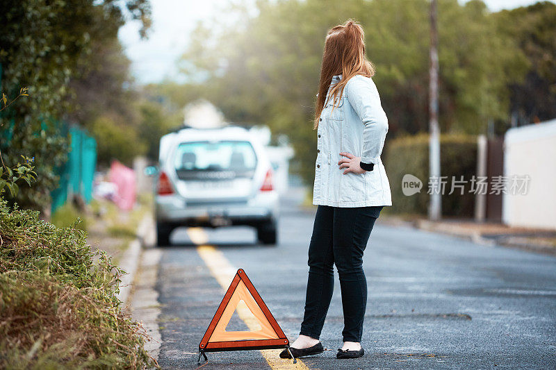 汽车抛锚后被困，年轻女子寻求帮助