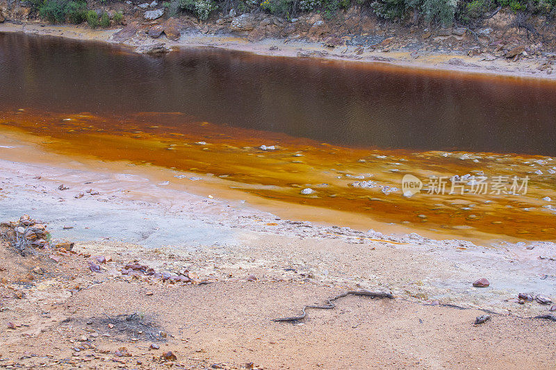 Riotinto矿区的红酸性水塘