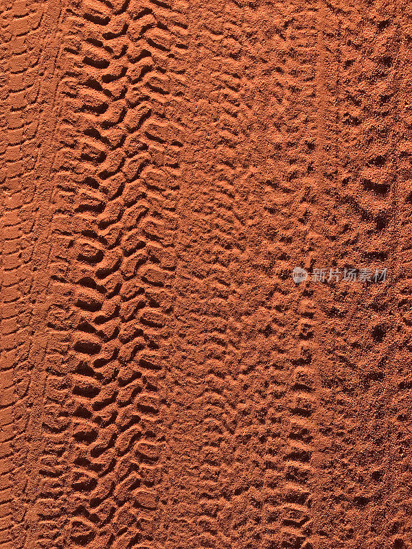 红沙地上的轮胎痕迹