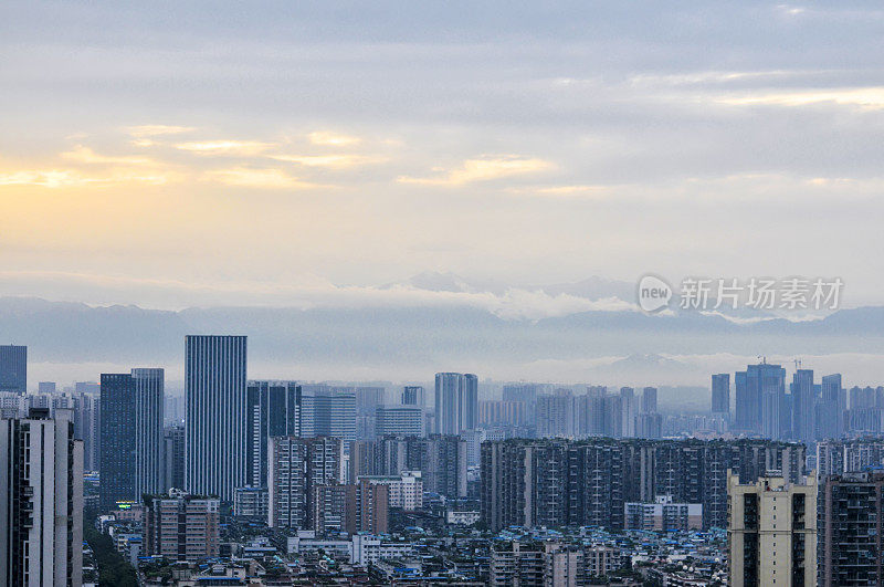 城市天际线在日出，成都，中国