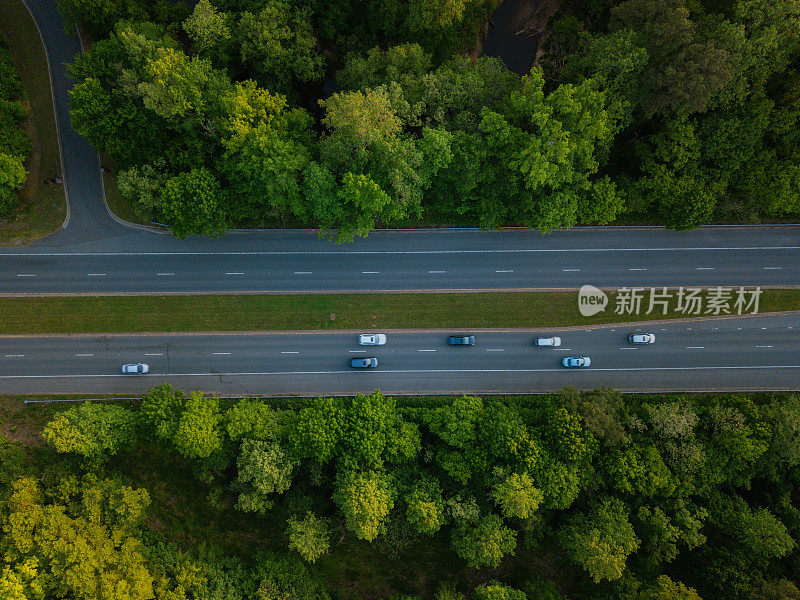 春季公路穿越森林的航拍