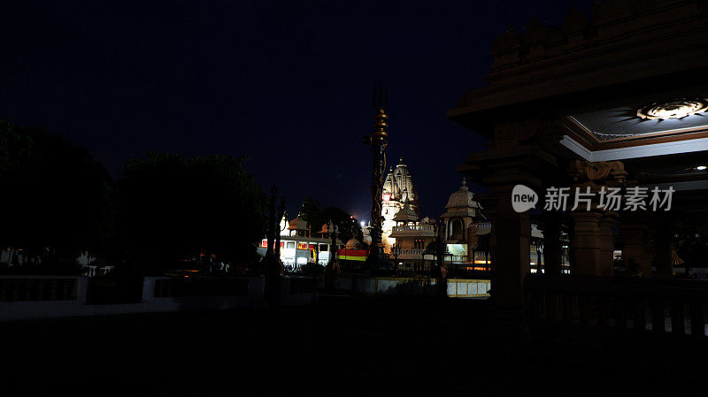 寺庙在晚上