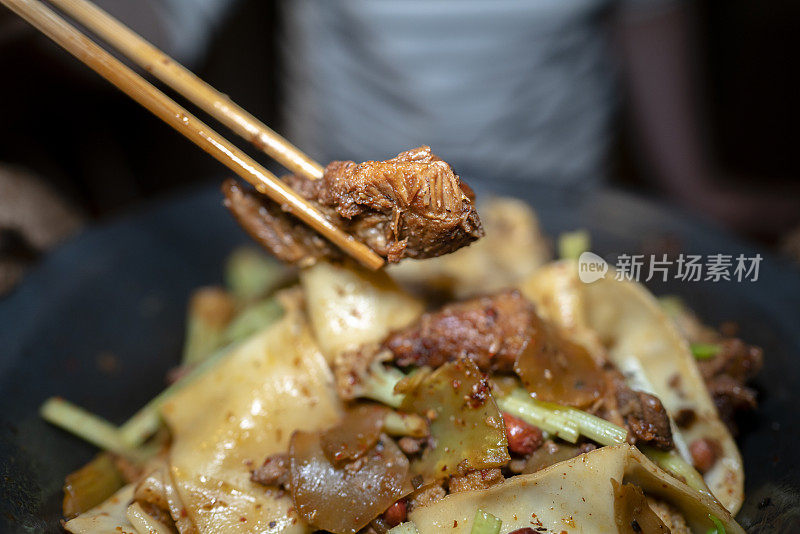 自制大杂烩:在铁锅里炖排骨、蔬菜和面条