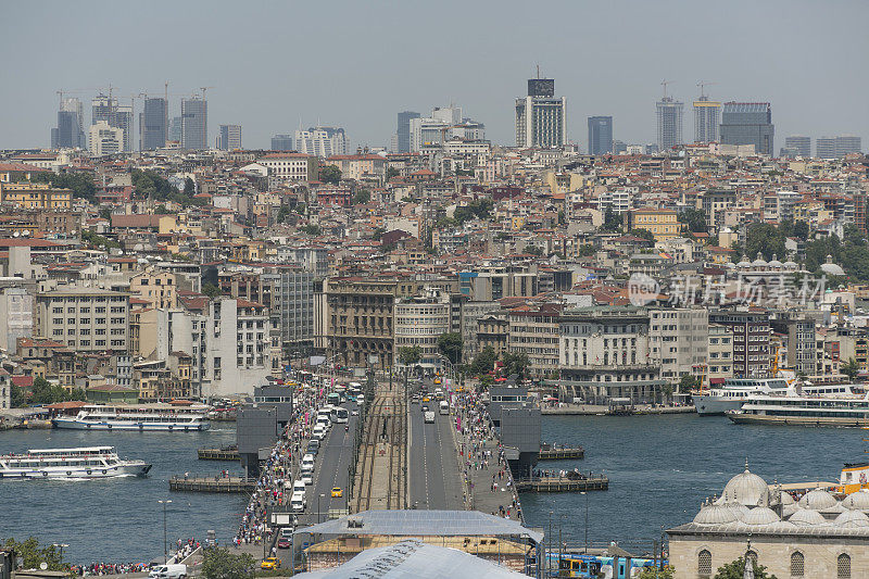 土耳其伊斯坦布尔米诺努法提赫附近的金角湾和加拉塔大桥