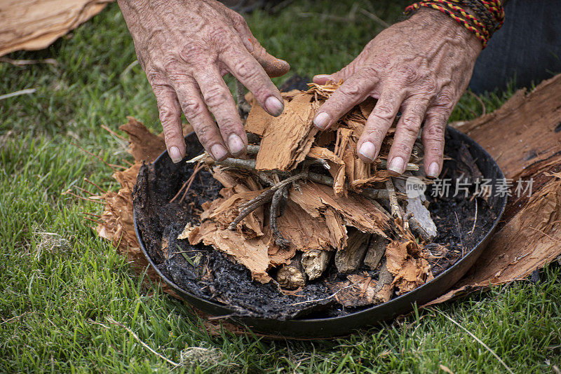 准备一个吸烟仪式，一个澳大利亚土著的清洁和欢迎到国家活动。