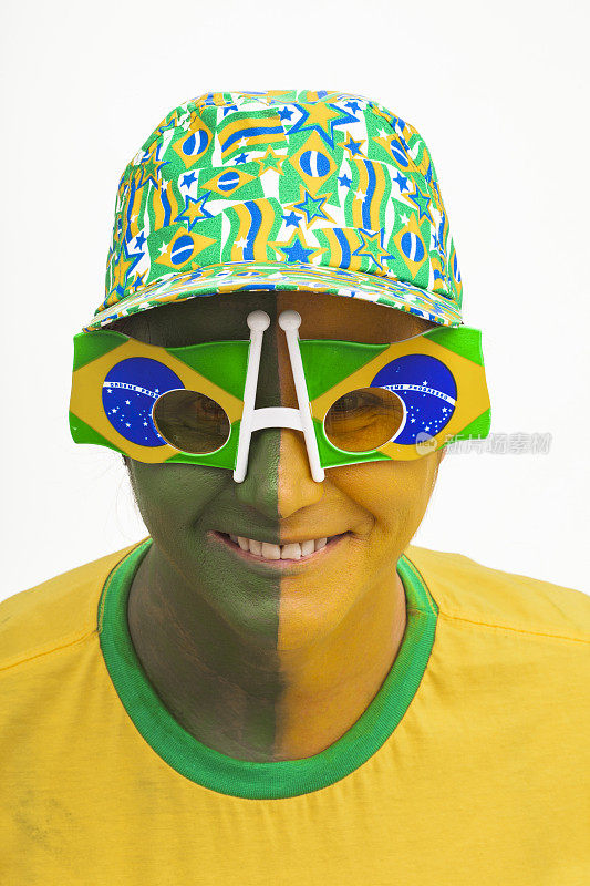 穿着绿色和黄色衣服的巴西球迷