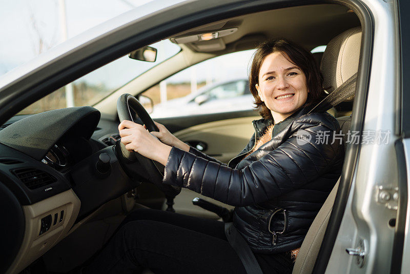 年轻女人开车