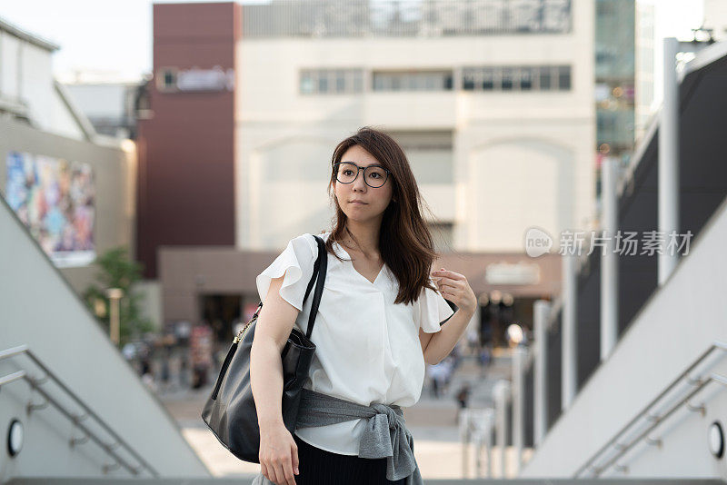 秋叶原极客女子的肖像