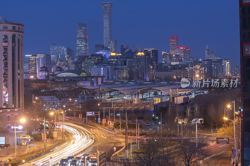 夜晚在北京中央商务区高楼林立的天际线上，中国城市的景观