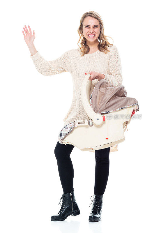 单身母亲穿着一件带有婴儿汽车座椅的毛衣