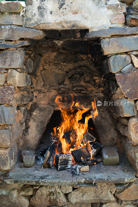 砌石炉用燃烧的火