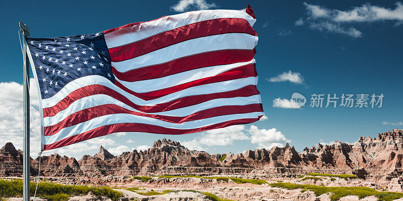在南达科塔州的badlands国家公园，美国国旗飘扬