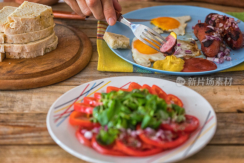 早餐，烤烤香肠配煎蛋，特写