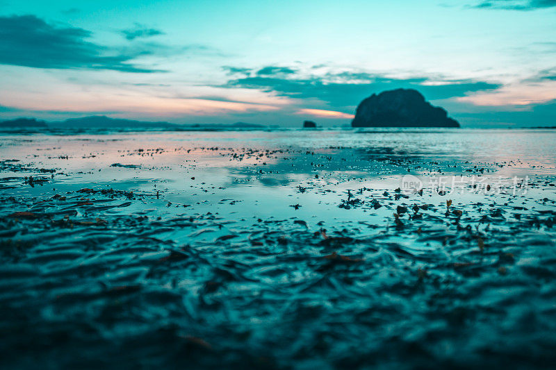 海上日落。和平的景象