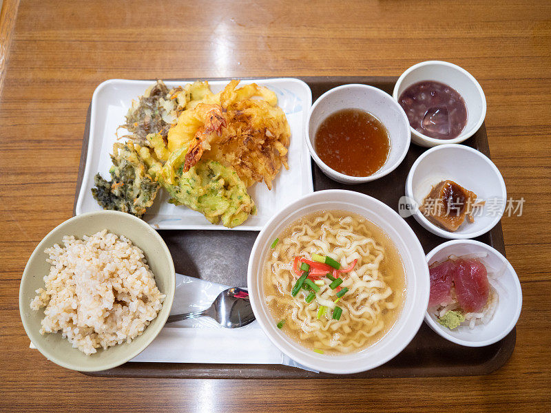 日本传统的teishoku餐与冲绳荞麦面