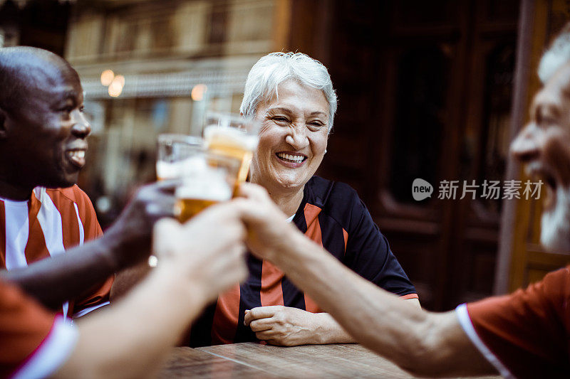 老年人喝啤酒