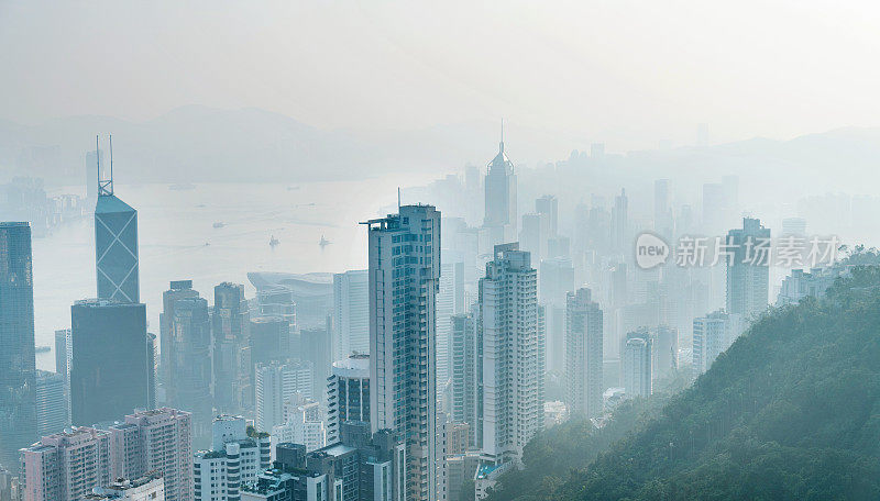 雾天城市建筑鸟瞰图