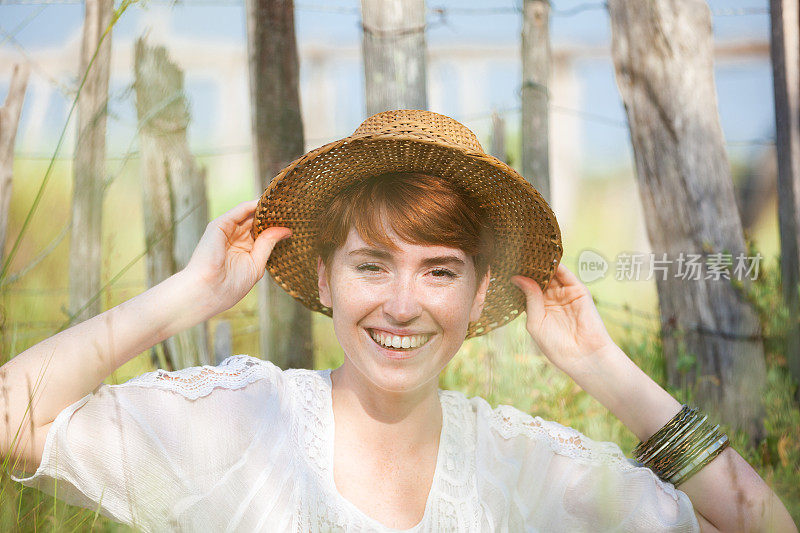 一个戴着草帽的女人的肖像