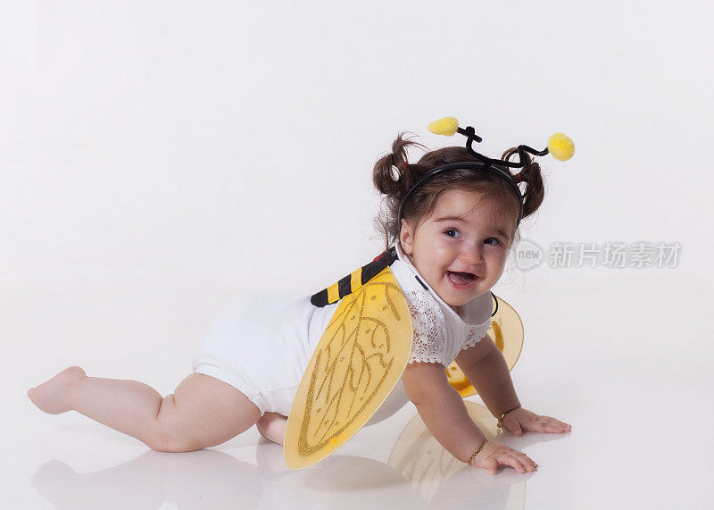 小女孩穿着蜜蜂服装