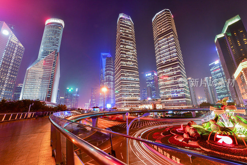 夜景，中国陆家嘴金融中心的现代建筑