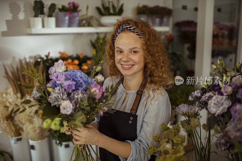 在花店工作的年轻女子