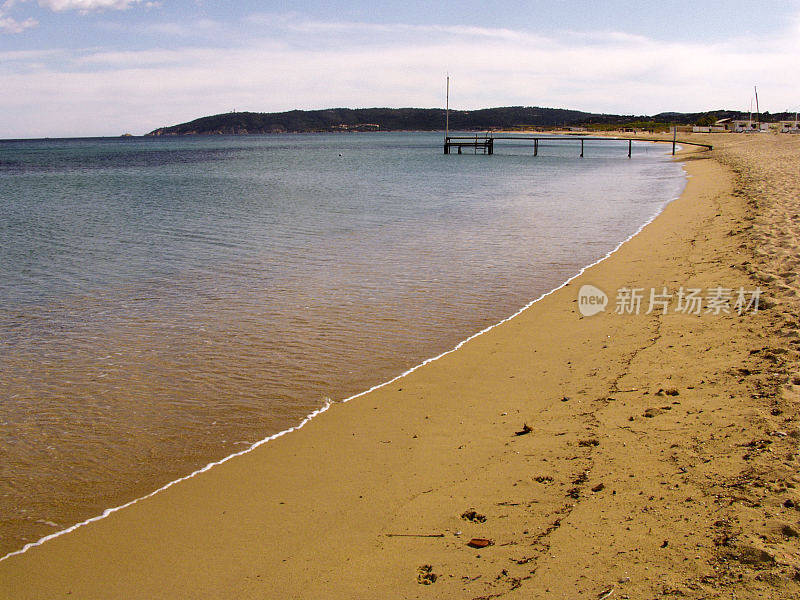 圣特罗佩瓦尔普罗旺斯海岸南部法国-世界著名的旅游胜地和度假胜地在一个温暖阳光明媚的夏日。大溪地海滩广场。