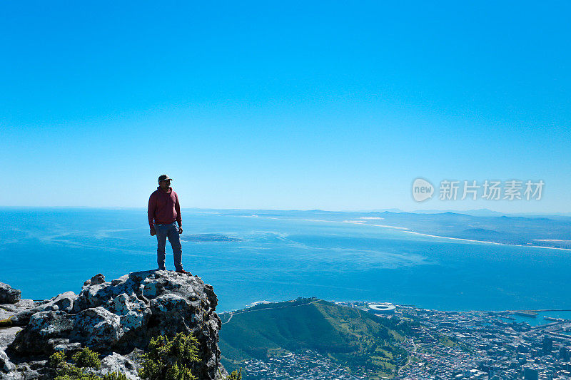 一名男子正在观看开普敦的桌山