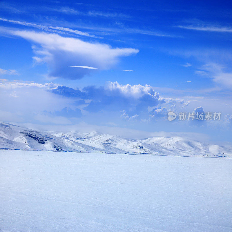 白雪覆盖的山脉景观