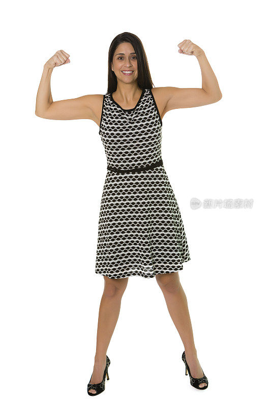 一个西班牙女商人的全身照片展示她的肌肉，以显示她的力量。孤立在白色